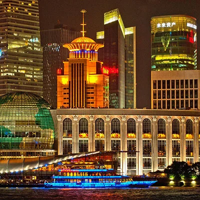 Does Shanghai's Public Bus System Support Announcements in Foreign Languages?